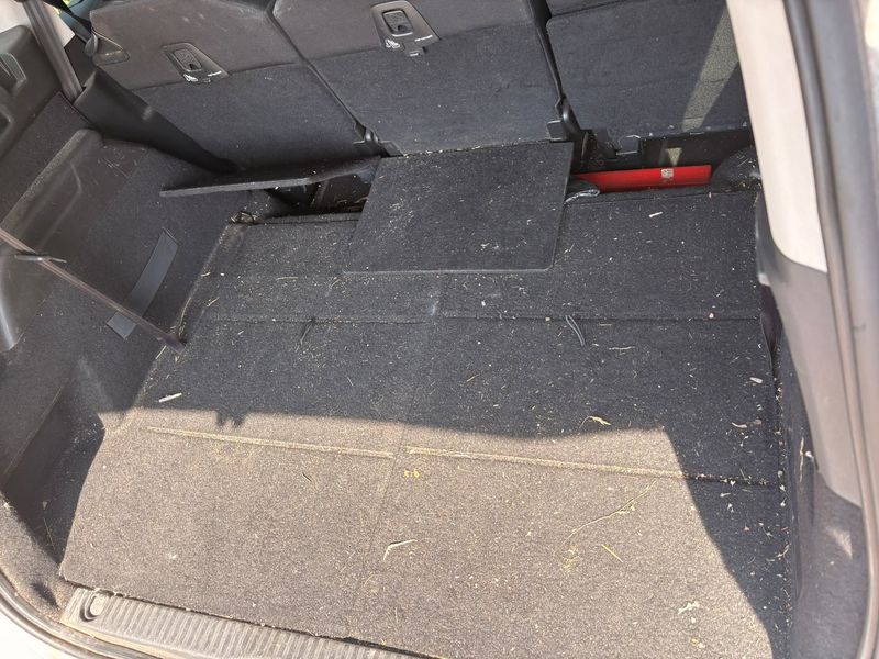 Coffre et moquette de voiture aspirés à domicile en Gironde