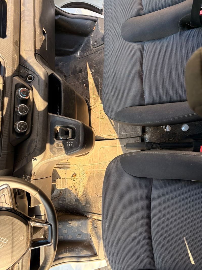 Intérieur de voiture très sale avant nettoyage