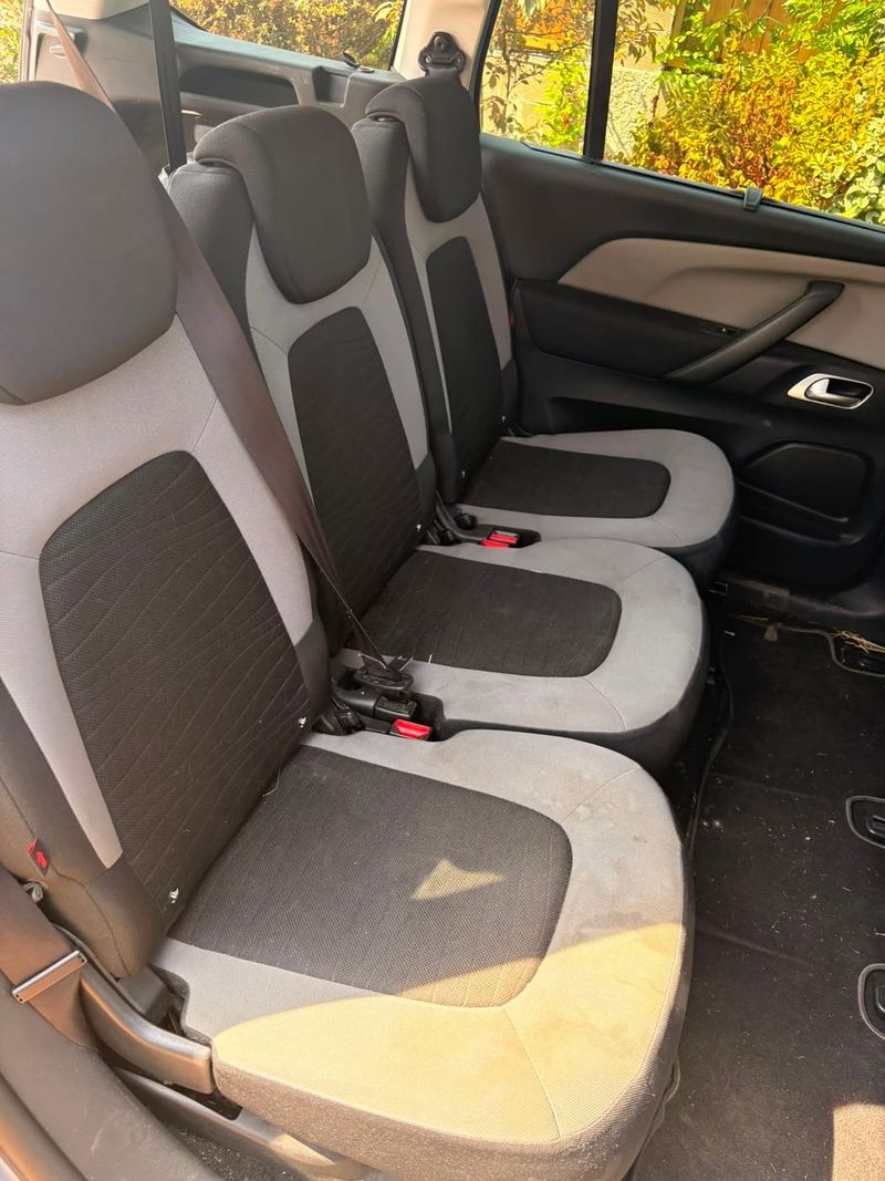 Sièges arrière nettoyés lors d’un detailing intérieur à Bordeaux